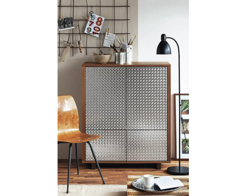 Salon avec commode, chaise et lampadaire pour une ambiance élégante