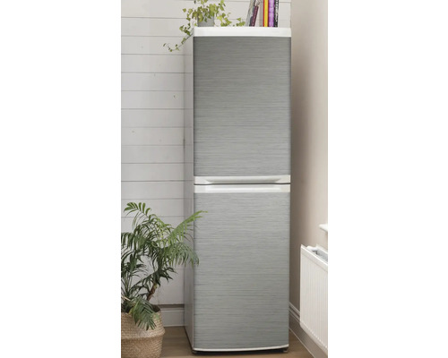 Kühlschrank mit grauer Folie und zwei Türen in einer Inneneinrichtung.