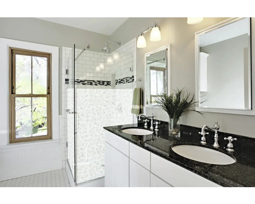 Salle de bains avec douche, lavabo et miroir