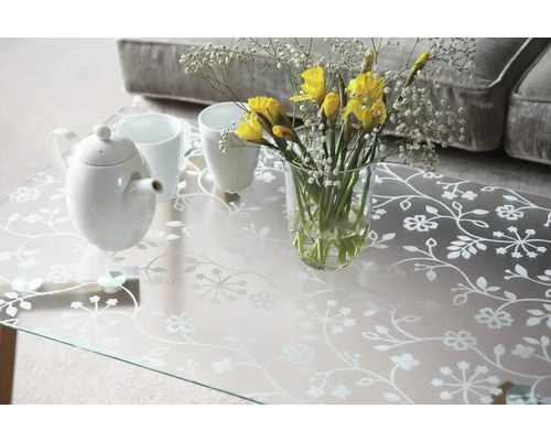 Table à thé avec théière, tasses et fleurs dans un vase