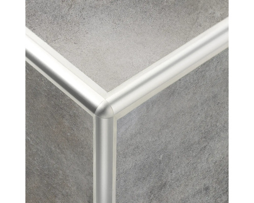 Detailaufnahme einer Fliesenecke mit Fliesenschiene