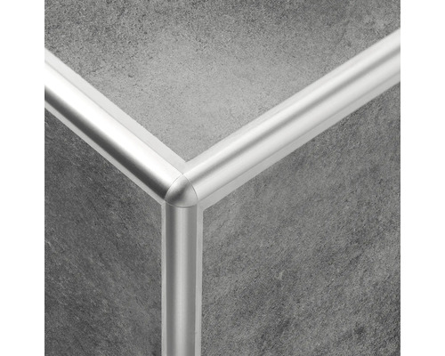 Detailaufnahme einer Eckprofilverbindung für Fliesen.