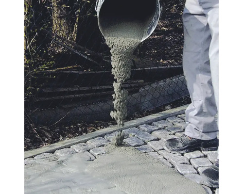 Beton wird auf Pflastersteine gegossen