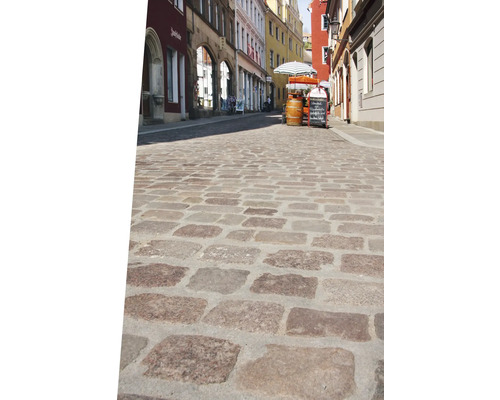 Gepflasterte Straße mit Gebäuden im Hintergrund
