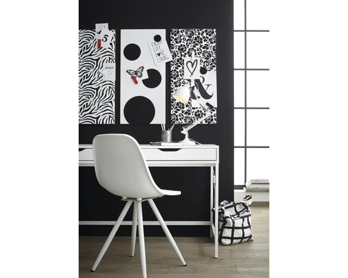 Bureau avec panneaux d''affichage, lampe de bureau et chaise dans un bureau.