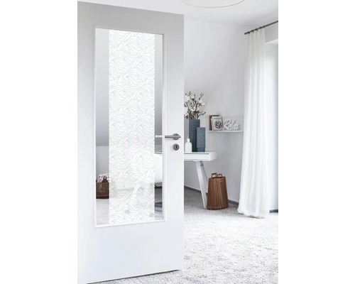 Porte intérieure avec insert en verre et motif ondulé dans une pièce lumineuse