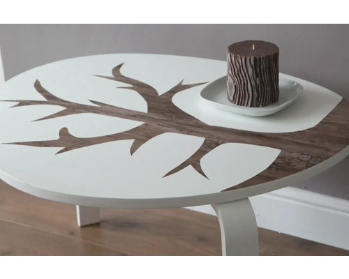 Table avec motif d''arbre et bougie sur une soucoupe