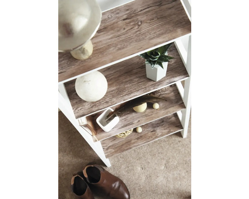 Étagère décorative avec aspect bois et divers éléments de décoration.
