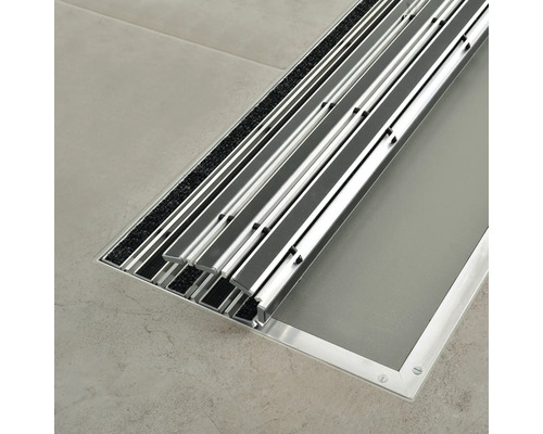 Vue détaillée d''un cadre encastré en aluminium avec tapis textile pour zone de propreté