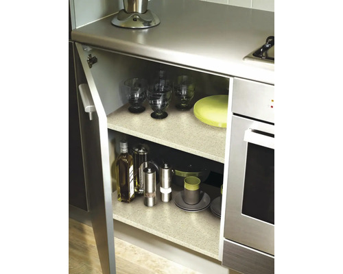 Armoire de cuisine avec vaisselle, bouteille d''huile et moulins à épices