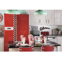Cuisine de style rétro avec réfrigérateur rouge, table à manger et décorations