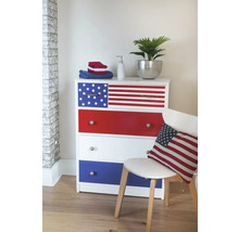 Commode au design américain avec serviettes, distributeur de savon, plante et chaise