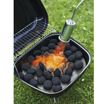 Grillanzünder wird auf Holzkohlebriketts in einem Grill verwendet