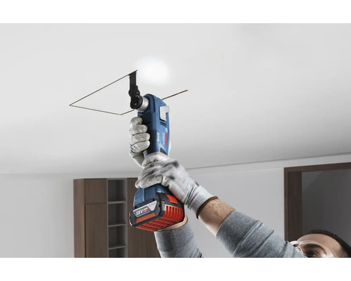 Person schneidet Decke mit einem Bosch Multifunktionswerkzeug