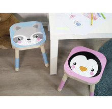 Deux tabourets pour enfants avec des motifs d''animaux à côté d''une table
