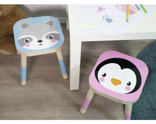 Zwei Kinderhocker mit Tiermotiven neben einem Tisch