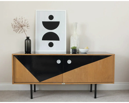 Anrichte mit geometrischem Muster, Dekoration und Rahmenbild im Interieur