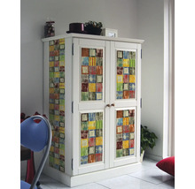 Armoire blanche avec motif mosaïque multicolore pour le rangement