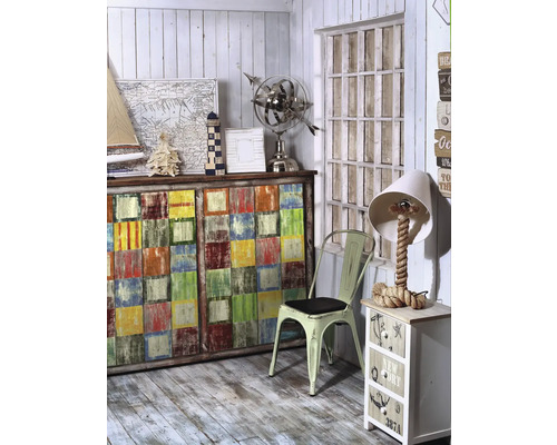 Dekoratives Zimmer mit Kommode, Stuhl und Nachttisch im maritimen Stil.