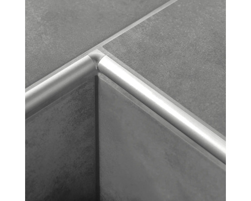 Detailaufnahme einer Ecke mit Fliesenschiene