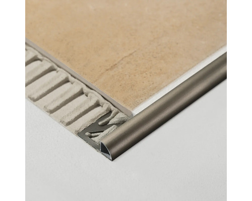 Fliesenprofil aus Metall mit Fliese