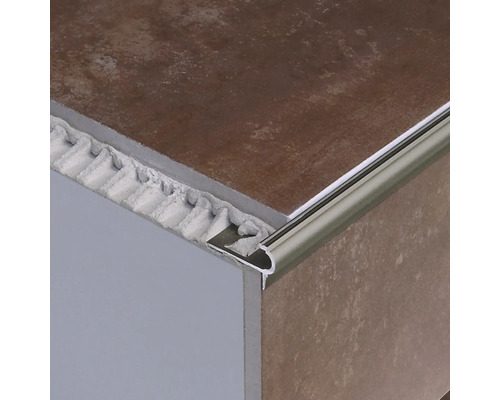 Profilé de carrelage en aluminium sur un bord de carreau