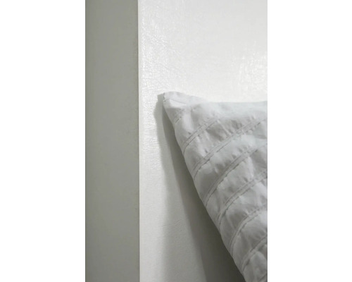 Gros plan d''un coussin blanc avec surpiqûres décoratives