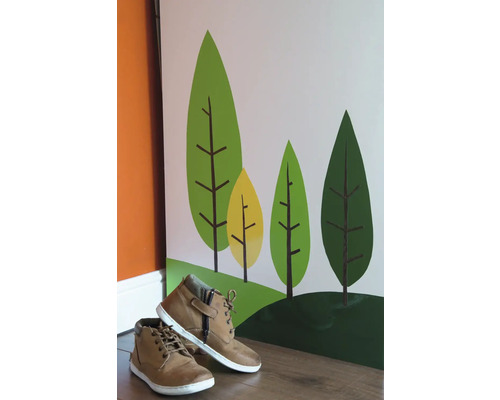 Dekoratives Wandbild mit Baumdesign und Paar Schnürstiefel