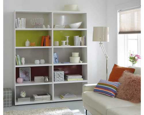 Wohnzimmer mit weißem Bücherregal und dekorativen Objekten