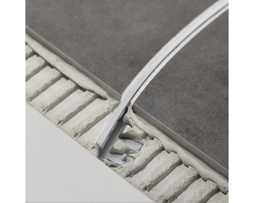 Fliesenschiene aus Metall zwischen zwei Fliesen