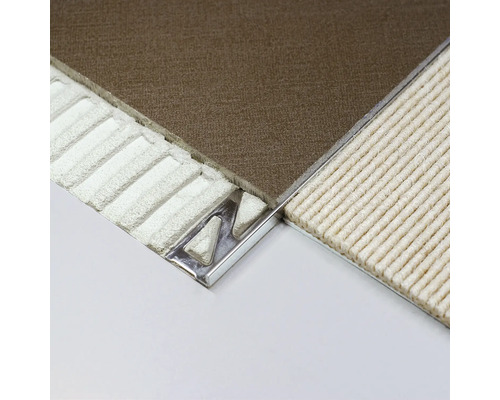 Profilé de sol en métal entre deux revêtements de sol