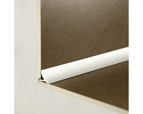 Profilé de finition en plastique sur un bord de meuble