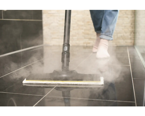 Dampfreiniger im Einsatz auf Fliesenboden im Badezimmer
