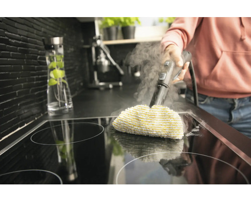 Dampfreiniger im Einsatz auf einem Kochfeld