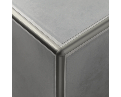 Keramikfliese mit Fliesenschiene aus Metall