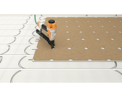 Présentation d''une sous-construction pour un chauffage au sol avec une plaque de fibres de bois montée dessus et un cloueur pneumatique.