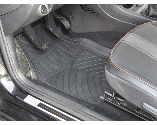 Schwarze Automatte im Fußraum eines Autos.