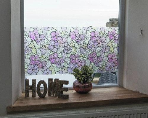 Fenêtre avec film décoratif à fleurs pour préserver l''intimité