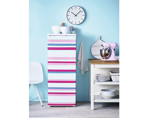 Küche mit Kühlschrank, Uhr, Rührgerät und Regalen