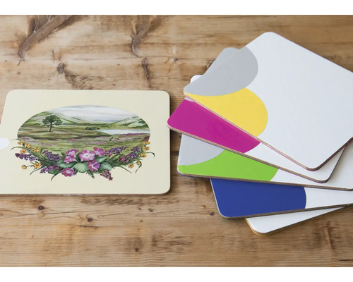 Tischsets mit Landschafts- und Kreisdesign auf einem Holztisch