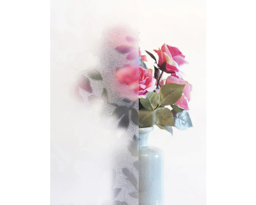 Film intimité avec motif floral à côté d''un vase avec des roses