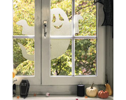 Scène avec décoration de fenêtre pour Halloween avec des fantômes, des citrouilles et une pierre tombale