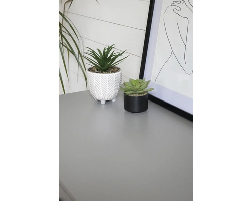 Dekorative Kunstpflanzen in Töpfen auf einem Tisch
