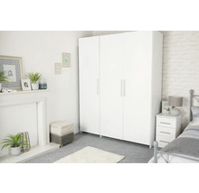 Chambre lumineuse avec armoire blanche et table de chevet.
