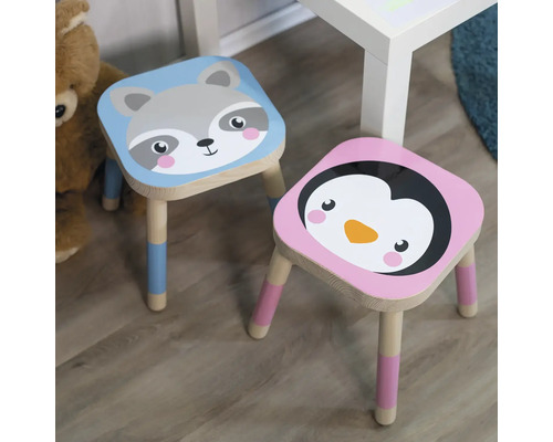 Zwei Kinderhocker mit Tiermotiven: Waschbär und Pinguin.