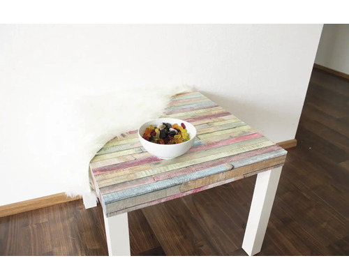 Tisch mit Holzoptik und Süßigkeitenschale