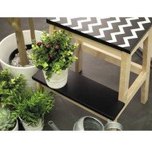 Scène décorative avec tabouret à motif zigzag et plantes en pot