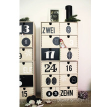 Deux calendriers de l''Avent en bois avec des tiroirs étiquetés et des décorations de Noël.