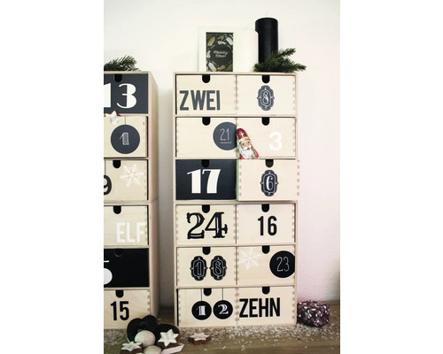 Zwei hölzerne Adventskalender mit beschrifteten Schubladen und weihnachtlicher Dekoration.
