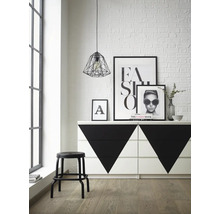 Chambre moderne avec commode, décorations, suspension et tabouret